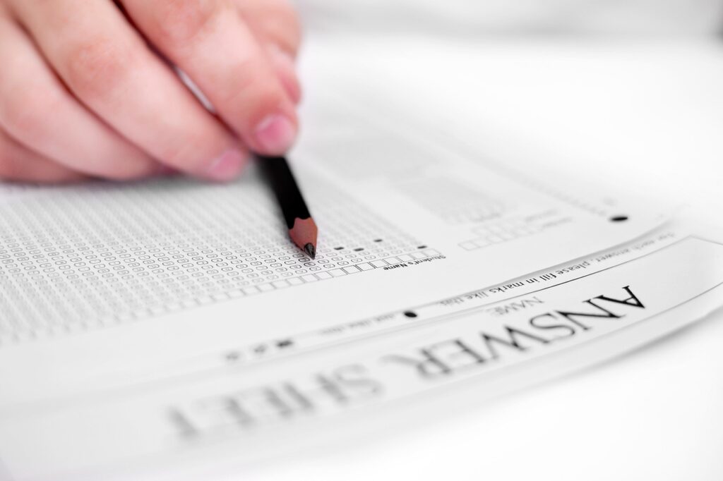 gdce8dc48537c182db84e45c9143004647b064e3703efec7fb160cdba6d2828c125e93532884d16c8f3d66104ebefee7da2699779ee3e706090fe3b7ae849a9ca_1280-7702606 hand, white hand, brown hand, working hand, omr sheet, credit card, savings, ludo, playing ludo, count, note, filling sheet, filling form, 500, rs note, 500 rs capsulem, tab in hand, coins, omr sheet, omr sheet, omr sheet, omr sheet, omr sheet